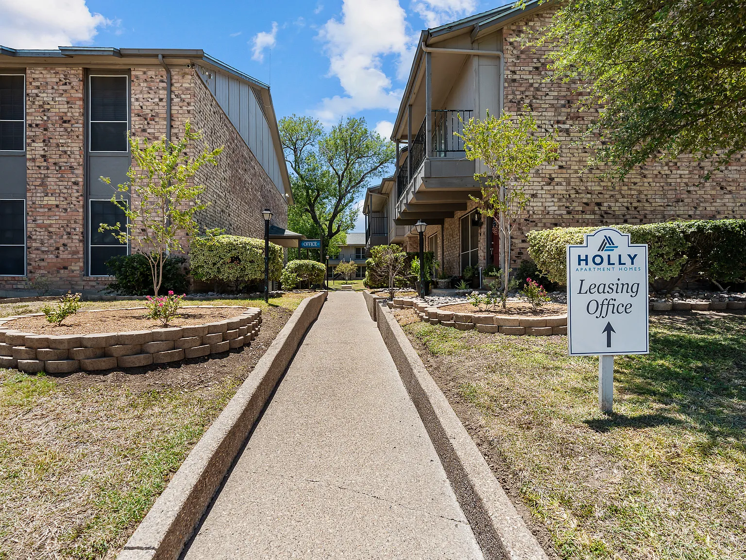 Holly Apartments — Photo 3