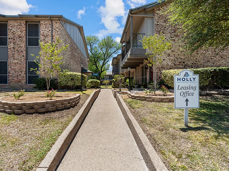 Holly Apartments — Photo 3