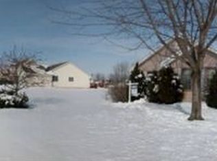 109 Queens Pl SE, Poplar Grove, IL 61065