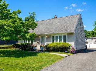 9 Pine St, Midland Park, NJ 07432