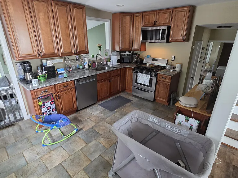 15 Albertus Dr — Photo 6