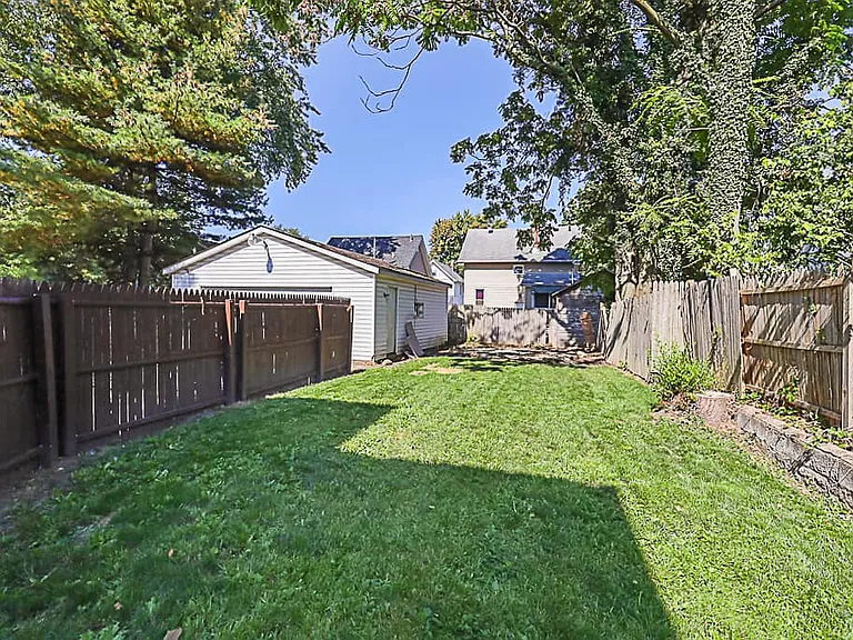 275 E York St — Photo 9