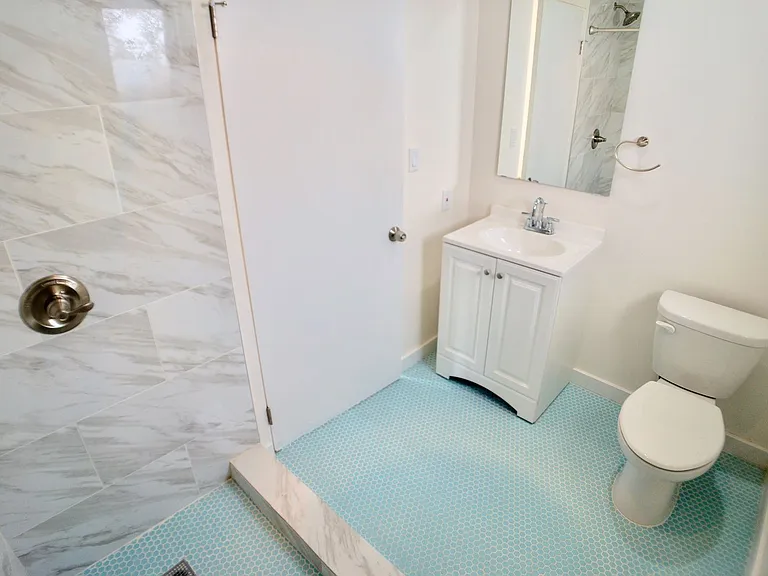 412-414 Westminster Ave — Photo 7