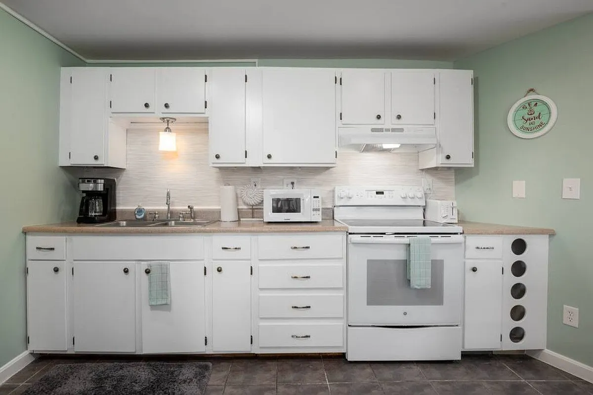 Building Photo - 17 Tunis Ave #17