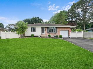 12 Donna Ln, Commack, NY 11725