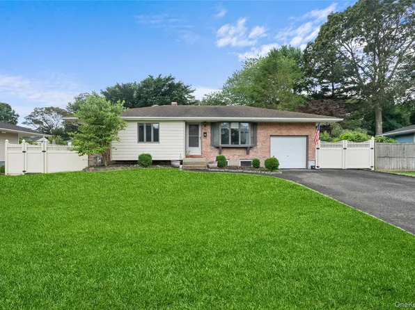 12 Donna Lane, Commack, NY 11725