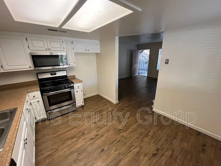 3912 W Meadow Ave — Photo 6
