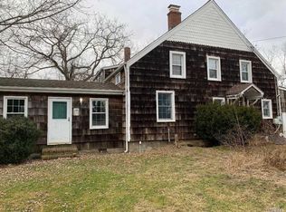 18 Larkspur Dr, West Islip, NY 11795