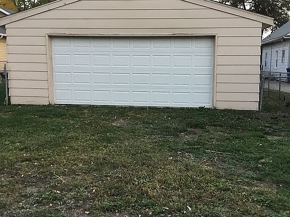 2 1/2 Car Detached Garage 