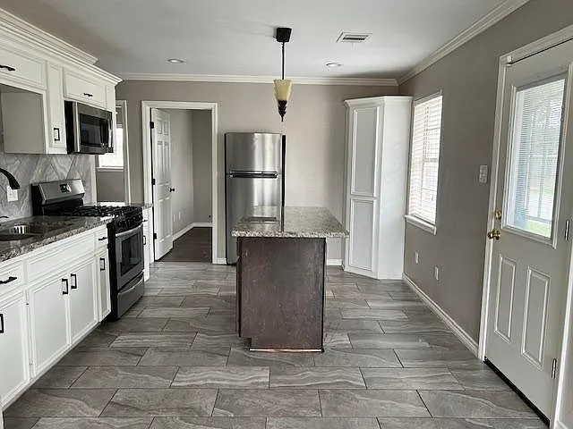 2800 Milby St — Photo 1