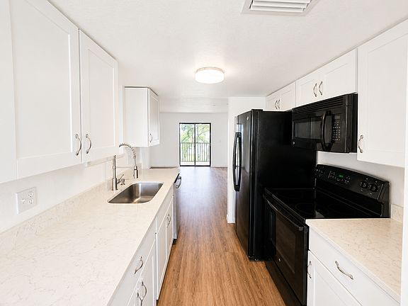 5th image of 5310 26th St W Unit 1406