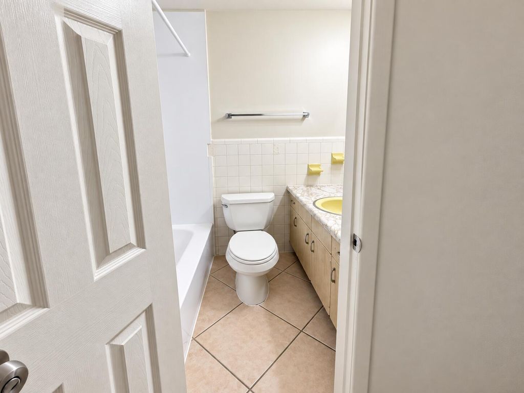 1960 NE 48th St APT 11, photo 6