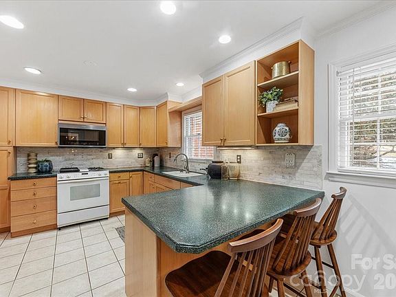 5th image of 7201 Terrace Dr