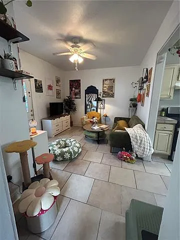 1 bed, 1.0 bath, 420 sqft, $1,300 — Photo 3
