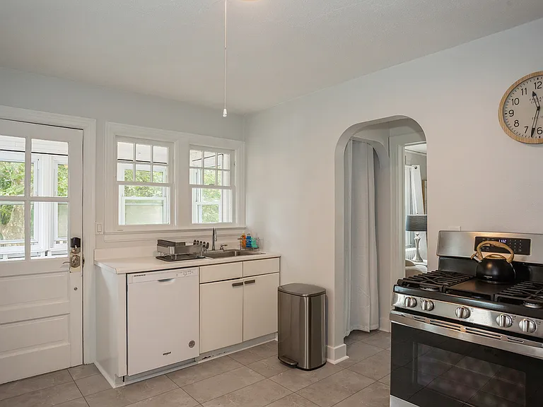143 Bay St — Photo 7