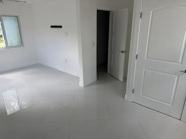 1137 SW 8th Ave — Photo 3