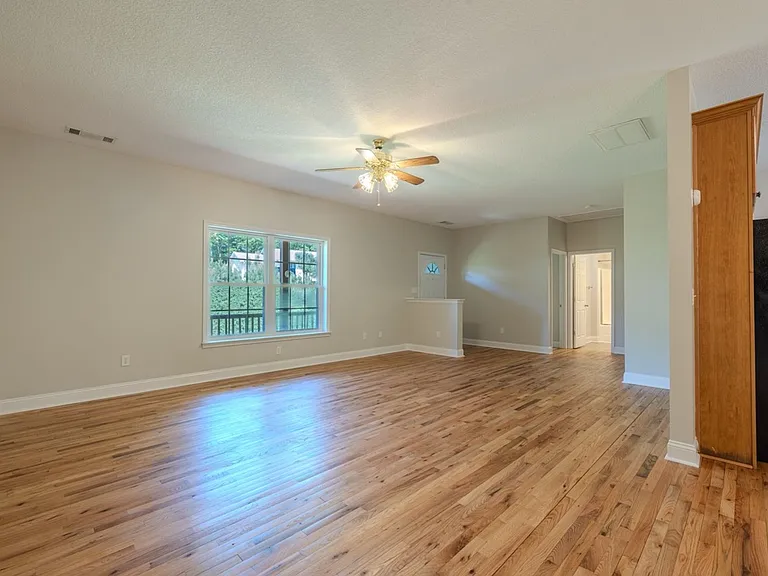131 Eric Dr — Photo 3