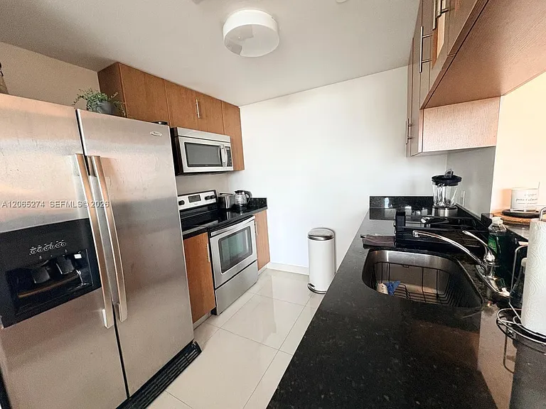 601 NE 23rd St #Penthouse 04 — Photo 8