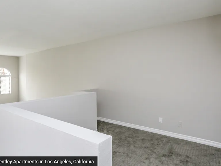 2110 S Bentley Ave — Photo 25