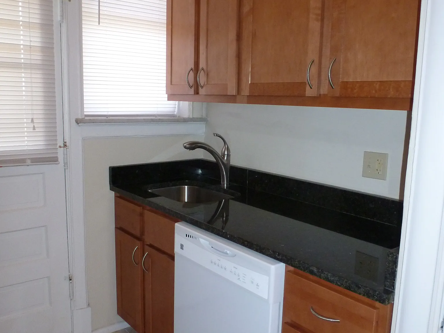 1042 McCausland Ave — Photo 2