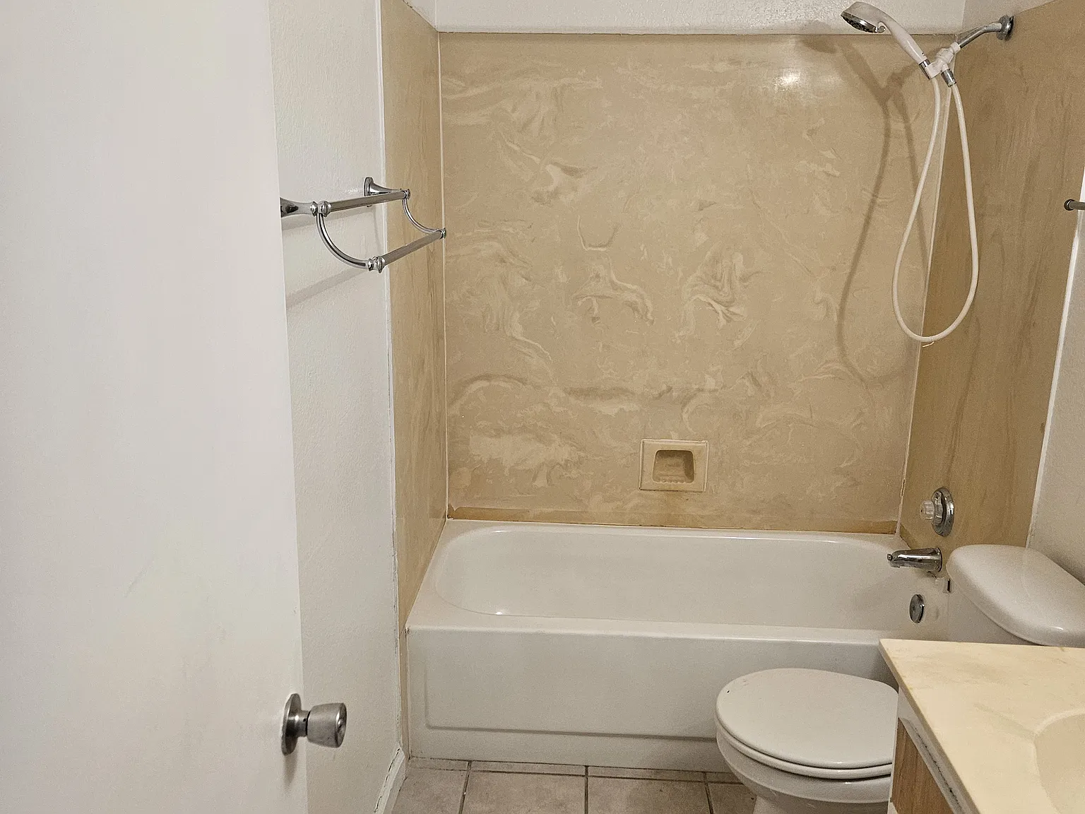 1 bed, 575 sqft, $995 — Photo 2