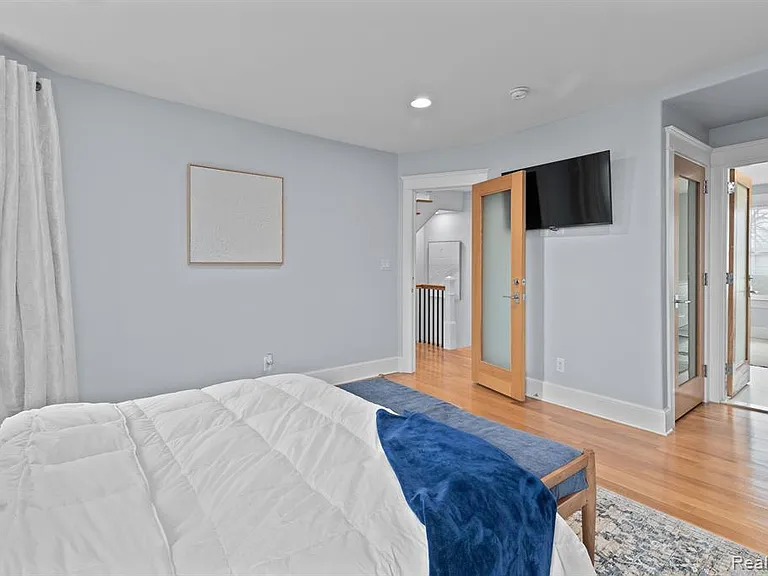 370 E Grand Blvd — Photo 14