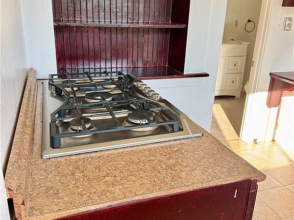 5th image of 411 Myrtle St