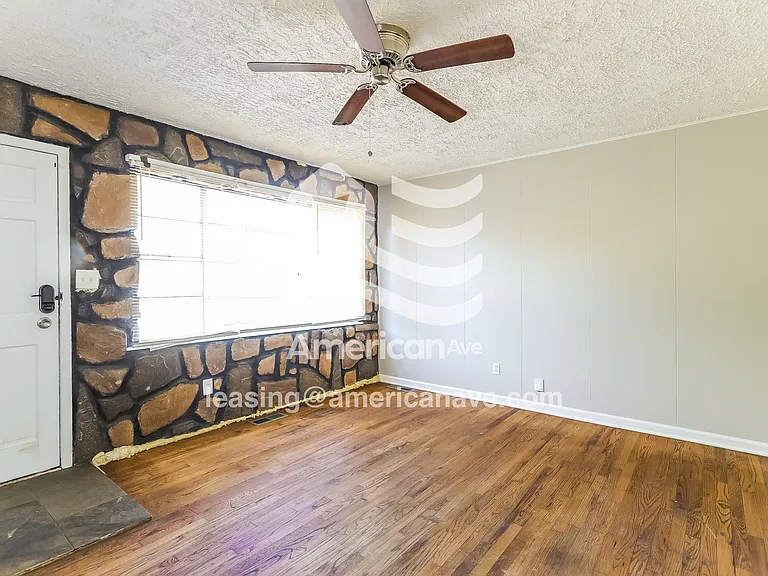 1375428_003_living_room_14282753.jpg