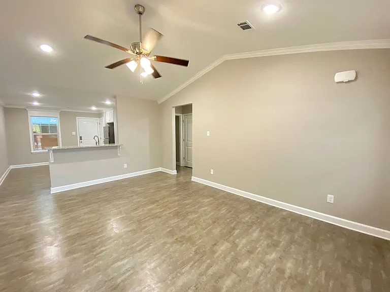 413 Sparrow Rd — Photo 2