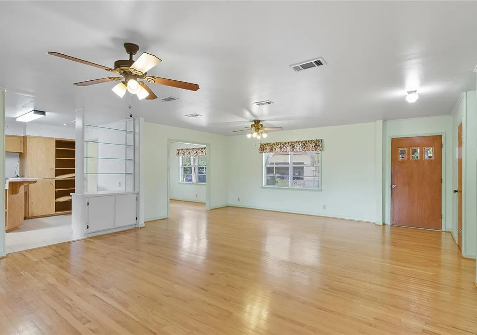 3 bed / 2 bath - centrally located home on river bluff — Photo 2