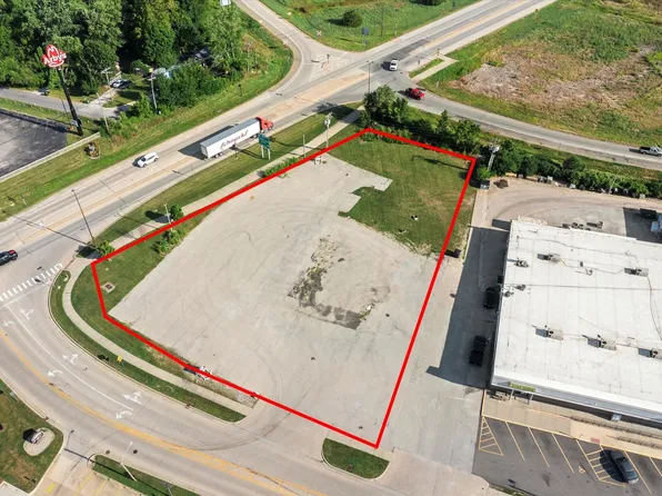 700 Eastwood Dr, Mahomet, IL 61853