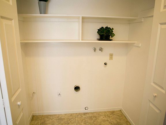 2x2 Washer/Dryer Hookup