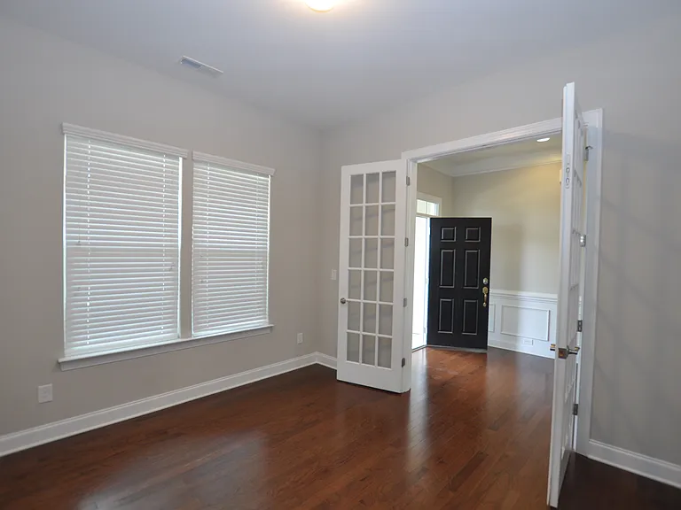 1004 Sterling Dr — Photo 13