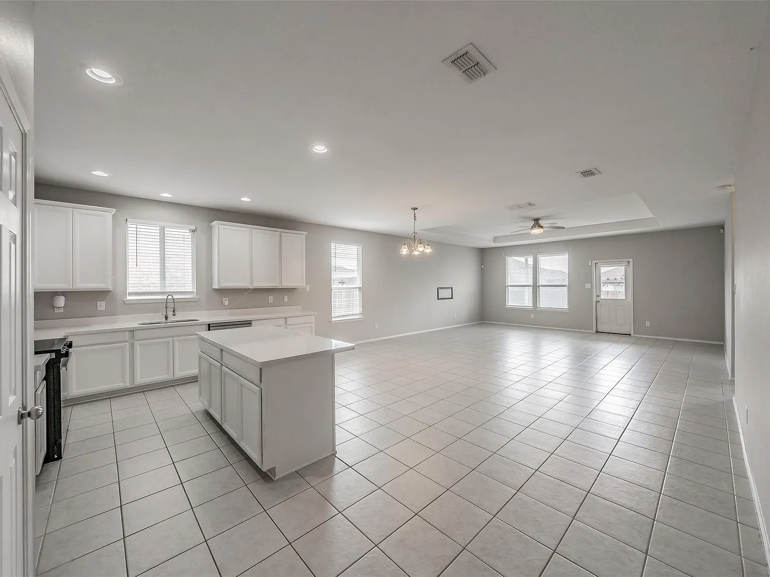 3 bed, 2131 sqft, $2,400 — Photo 3