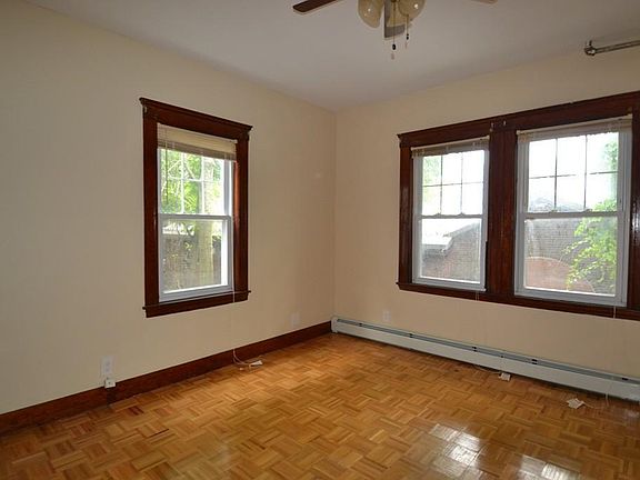 Hardwood & natural light!