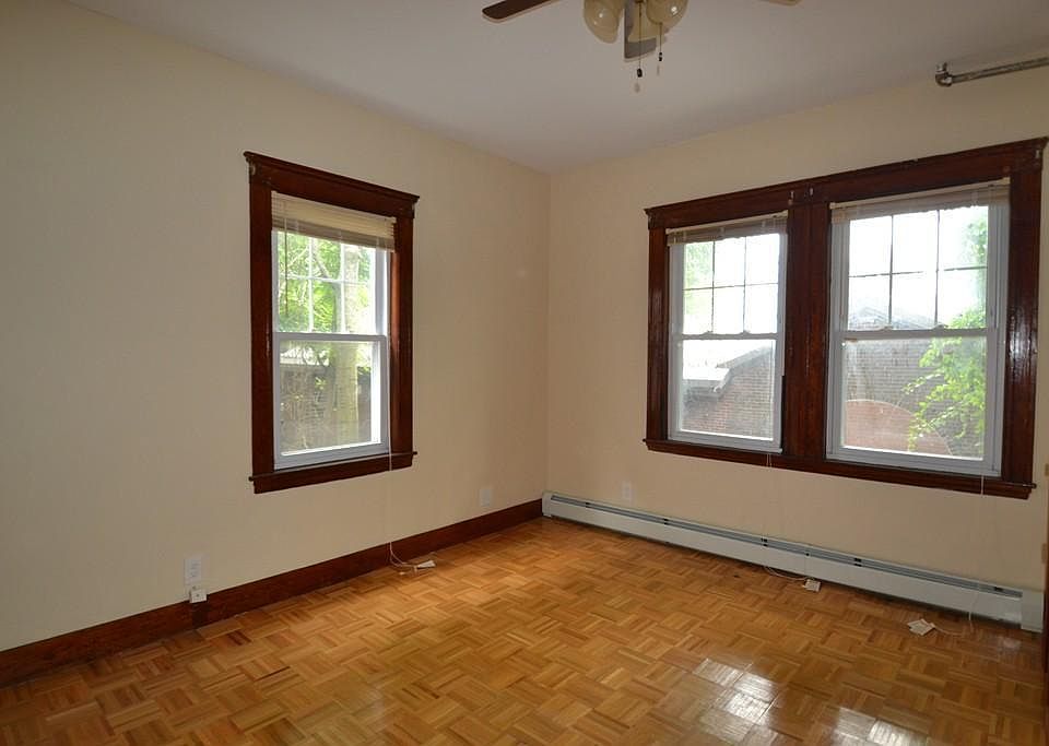 Hardwood & natural light!