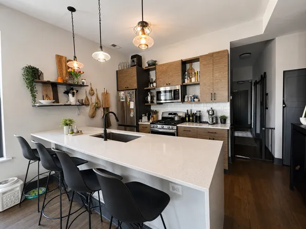 915 W Addison St APT 3, Chicago, IL 60613