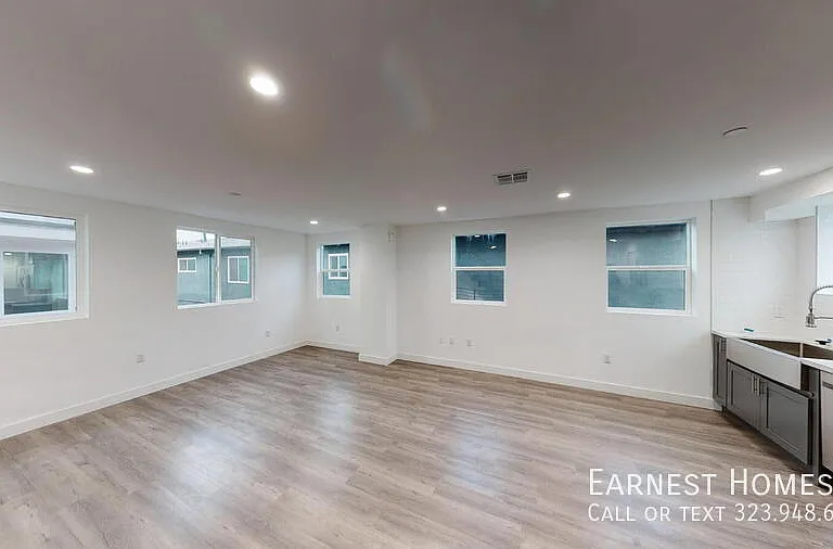 2219 1/2 W Court St — Photo 10