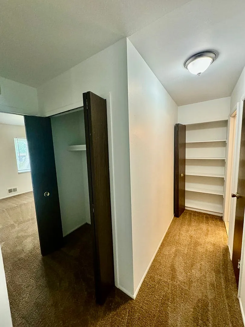 2nd floor, Remodeled 1 Bd. Greenway Park - Free Rent until November 1st!! — Photo 1