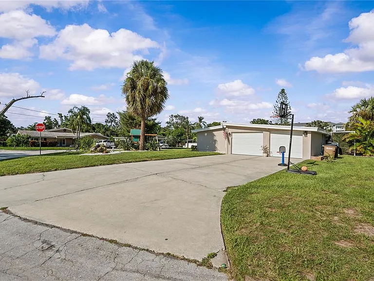 327 Sunny Ln — Photo 35