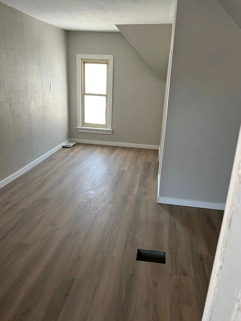 4 Bedroom Updated house!! — Photo 3