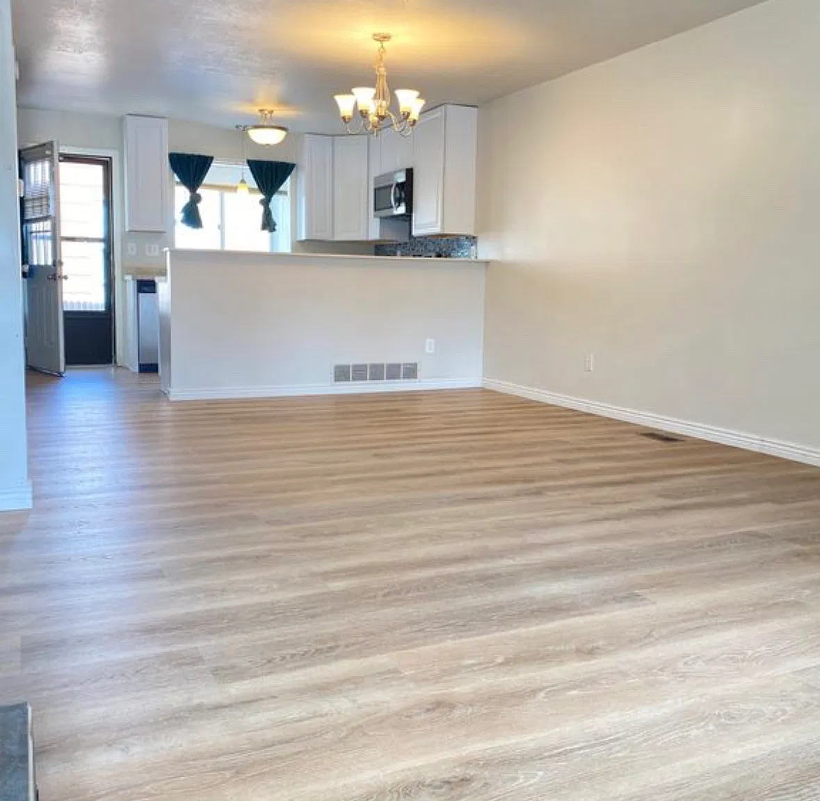 2 bed, 1.5 bath, 992 sqft, $1,650 — Photo 2