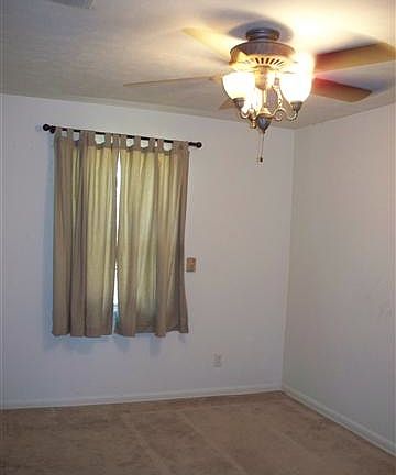 4th image of 82 Sue Ann Dr