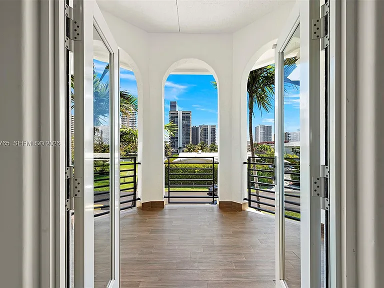 552 Palm Dr — Photo 44