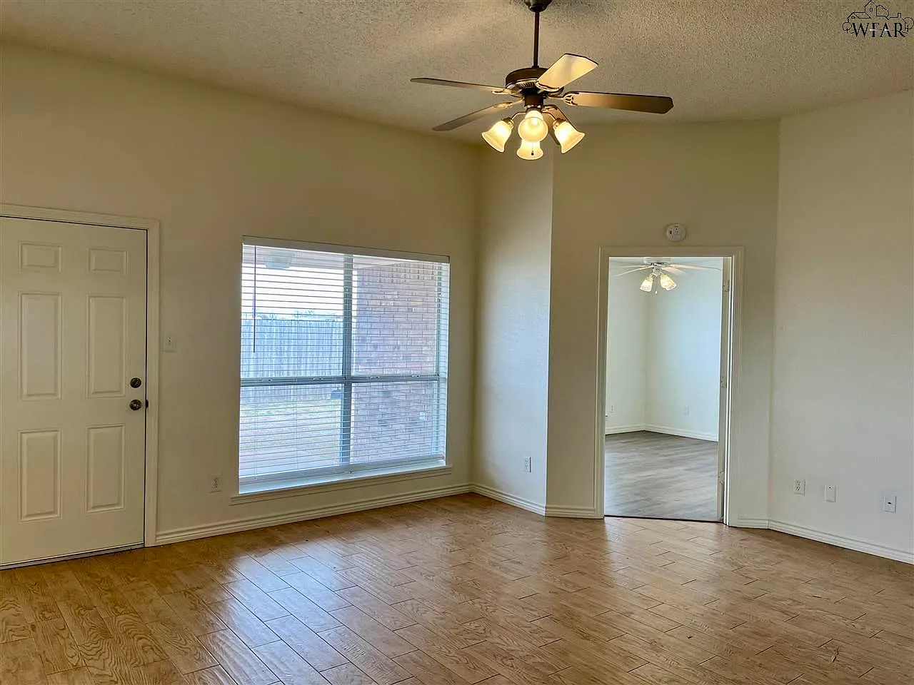 3 bed, 2.0 bath, 1370 sqft, $2,000 — Photo 2