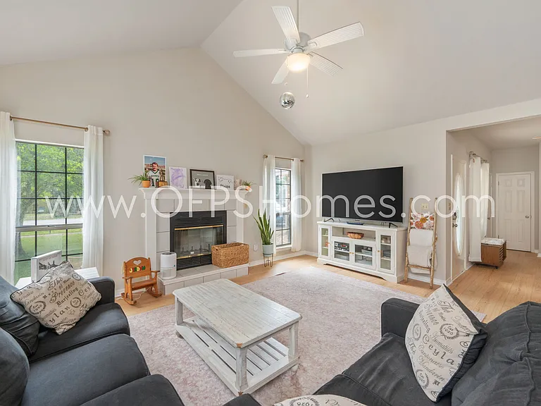 319 Sailfish Cir — Photo 8