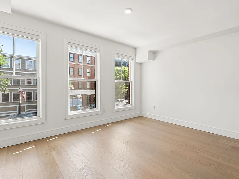 321 W Broadway #1 — Photo 12