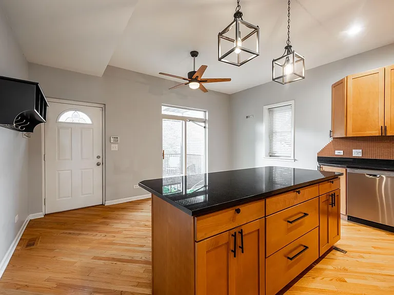 1333 W Walton St #2 — Photo 17