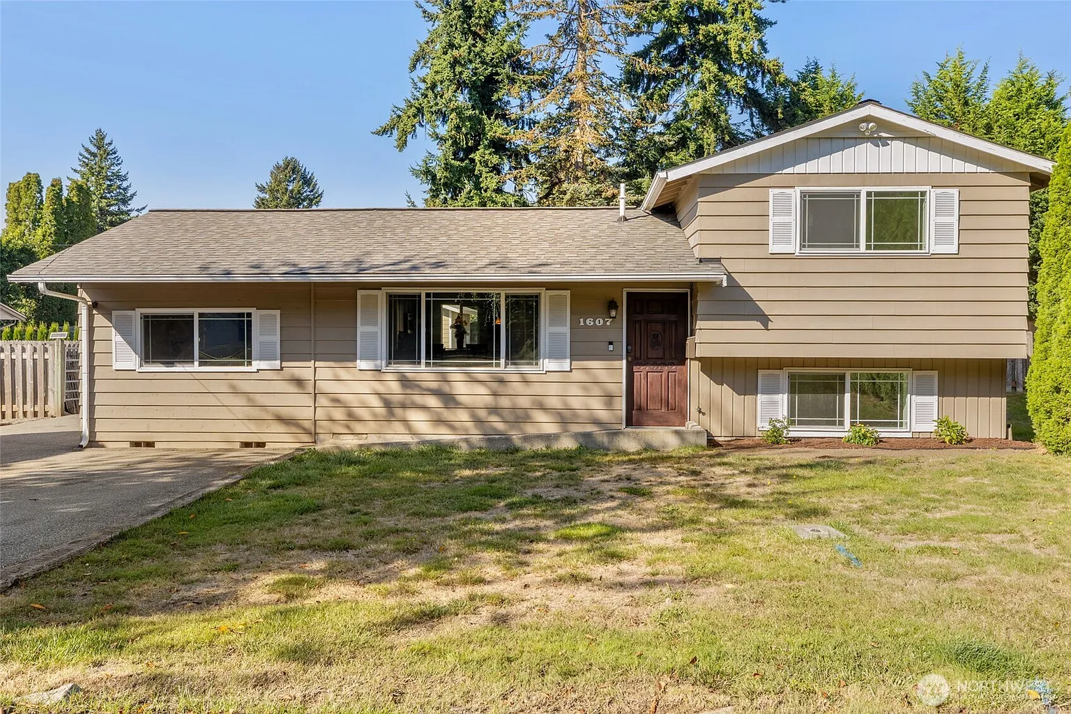 1607 E Hazel Avenue photo 1