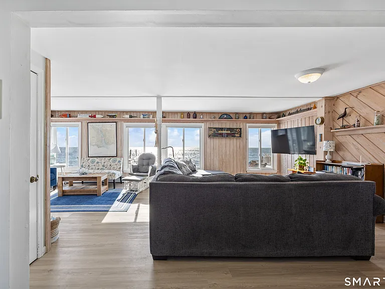 33 Beach Rd W — Photo 7